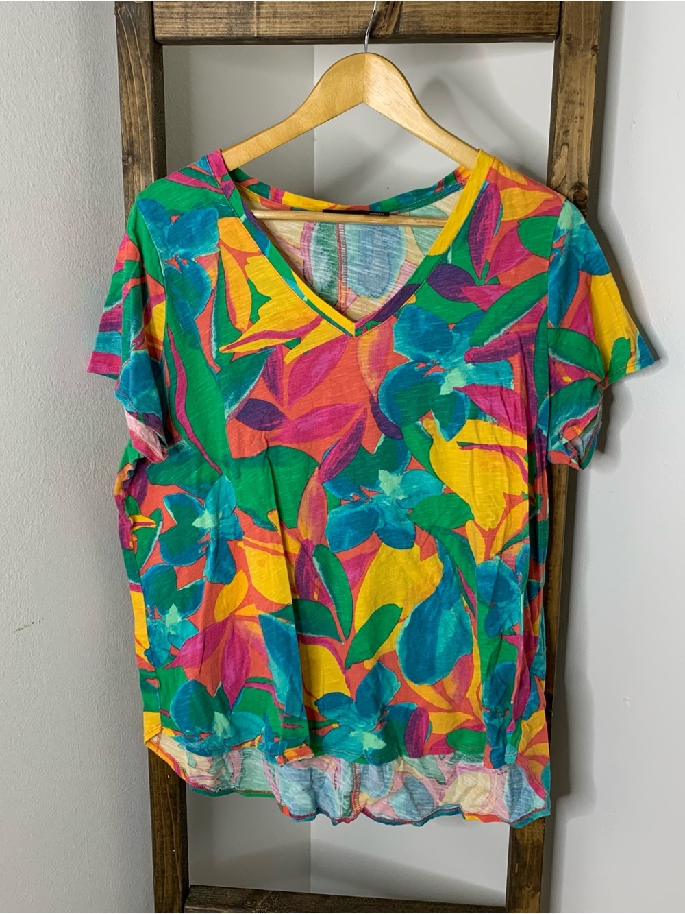 Tahari Vibrant Multicolor Floral V-Neck Women’s Top Size 1X